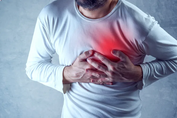 مشکلات قلبی از خطرات ابتلا به فشار خون بالا است