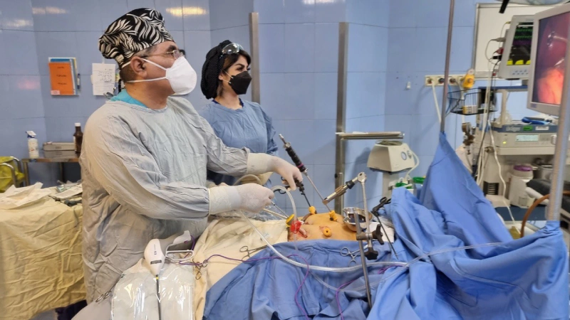 کادر دکتر ناصر یاهو هنگام عمل اسلیو معده